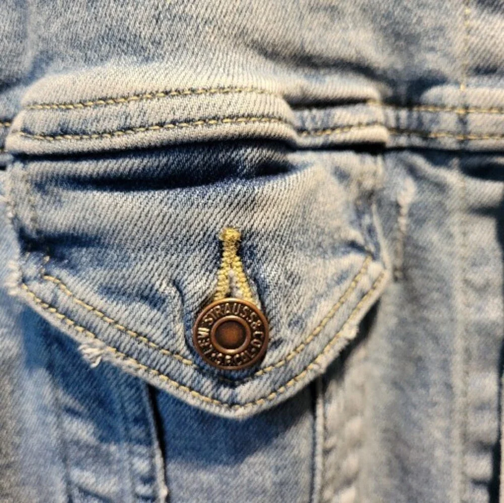 Levis levi red